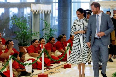 Im Königreich Tonga zu Besuch präsentierte sich Meghan in einem gestreiften weiß-olivgrünen Kleid von Designer Martin Grant....