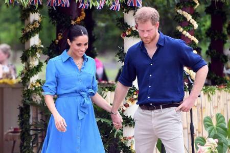 Für einen weiteren Termin in Tonga zog sie sich am selben Tag kurzerhand um und zeigte sich in einem himmelblauen Kleid von ...