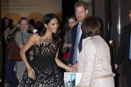 Den teuersten Look der Australien-Reise zeigte Meghan beim Besuch der Royal Geographical Society Awards in Sydney: Das maßge...