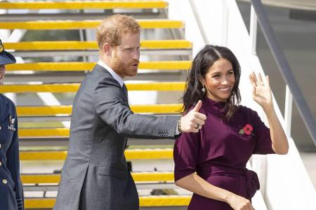 In diesem bordeauxroten Midi-Kleid von Hugo Boss sagte Herzogin Meghan dem Gastgeberland Australien auf Wiedersehen.