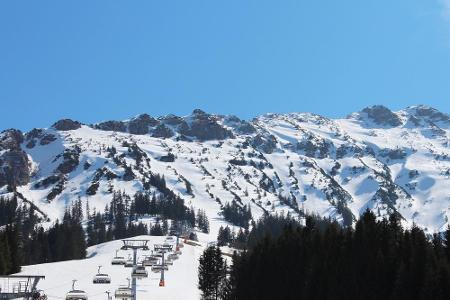 Knapp in die Top Ten hat es Oberjoch geschafft. Ein Tag Skispaß im Oberallgäu kostet Schneefreunde 75 Euro pro Kopf. Der Ski...