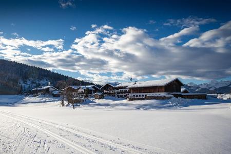 Idyllisch geht es in Reit im Winkl zu. Im oberbayerischen Landkreis Traunstein gelegen, lockt der Ort mit Skispaß und günsti...