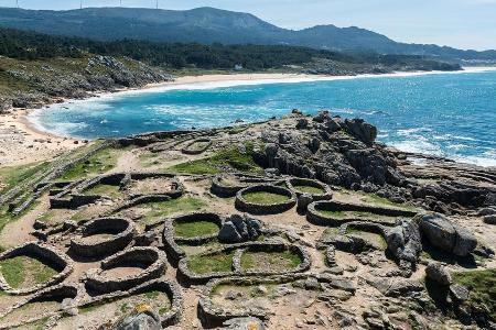 1933 wurde die keltische Siedlung Castro de Baroña entdeckt und ist heute als Kulturerbe geschützt.