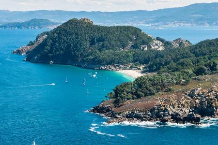 An den Ufern der Stadt Vigo erstrecken sich die Cies-Inseln. Die Inseln Monteagudo, Faro und San Martiño liegen oft im Nebel...