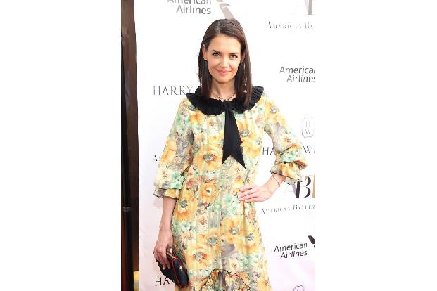 ...Katie Holmes war katholisch, bevor sie Tom Cruise kennen lernte. Da war natürlich klar, dass Katie zu Scientology übertre...