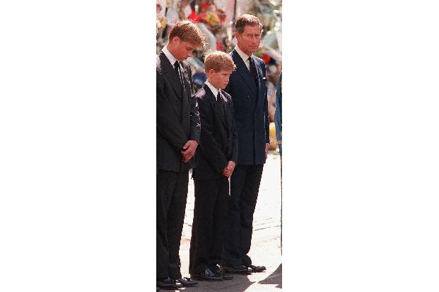 ...der 31. August 1997, als Lady Diana während eines Autounfalls ums Leben kam. Gemeinsam mit seinen beiden Kindern schritt ...