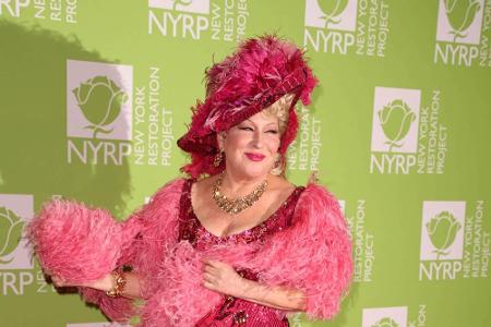 Zeitgleich zu Klums Party fand das Hulaween Charity Event in New York statt. Gastgeberin Bette Midler (73) holte in ihrem Ko...