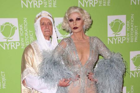 Den Goldenen Zwanzigern entsprechend verkleideten sich auch Catherine Zeta-Jones (50) und Michael Douglas (75). Die Schauspi...