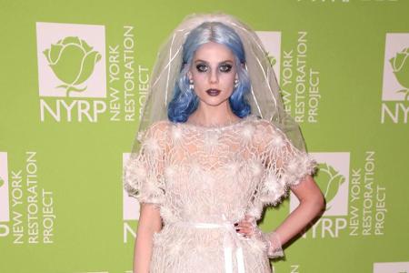 Schauspielerin Lucy Boynton (25) kleidete sich als Horror-Braut. Ihre Haare versteckte sie dafür unter einer blauen Perücke ...