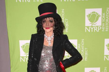 Superstar Joan Collins (86) kostümierte sich als Zirkus-Direktorin. Ein schwarzer Zylinder, eine Gerte und ein Paar rote Han...