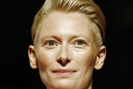 Regelrecht elfenhaft schön sieht Tilda Swinton dagegen im echten Leben aus.
