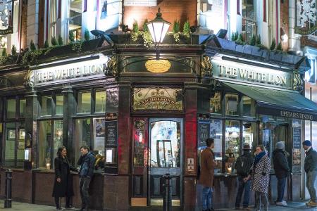 In den Pubs in London ist es abends und am Wochenende meistens ziemlich voll. Deswegen hat es sich eingebürgert, dass Essen ...