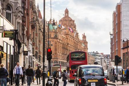 London lässt sich gemütlich mit einem städtischen Bus erkunden. Die Tickets sind preislich erschwinglich und die Verbindunge...