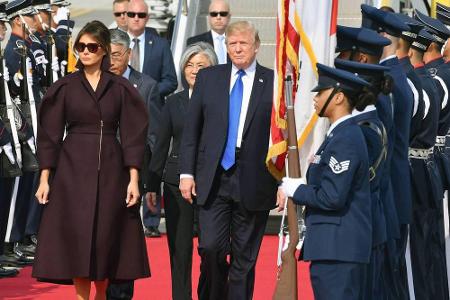 Der violette Mantel, in dem sich die First Lady im November 2017 präsentierte, gehört wohl eher in die extravaganten Fashion...