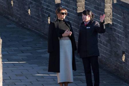 Zum Besuch an der Chinesischen Mauer sah man Melania Trump ungewöhnlich in schlichten Ballerinas. Dafür war ihr Outfit umso ...