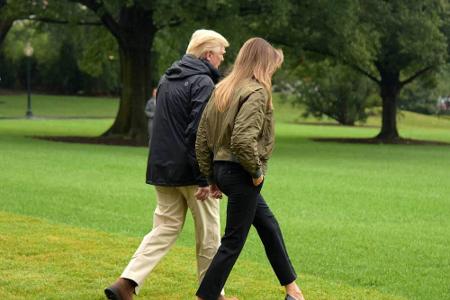 Der Fashion-Hammer schlechthin: Melania Trump reiste im Juli 2017 in High Heels ins Flutgebiet - damit stahl sie nicht nur i...