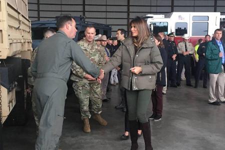 Auch beim Besuch der Hurrikan-Opfer und dem helfenden Militär in Corpus Christi verzichtete sie nicht auf hohe Schuhe. Zwar ...