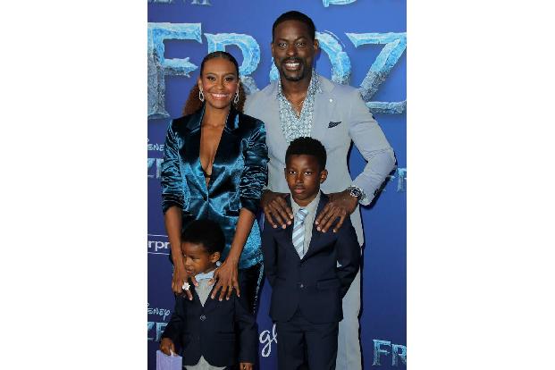 ...Sterling K. Brown (der Mattias spricht) gleich seine ganze Familie mitgebracht. Für seine außergewöhnliche Leistung in de...