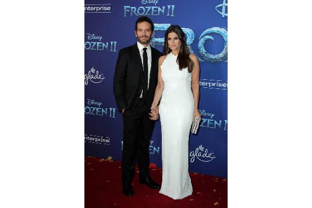 ...Ehemann Aaron Lohr war Idina Menzel erschienen, die in 'Frozen II' natürlich wieder als Elsa zu hören ist. Wir erinnern u...
