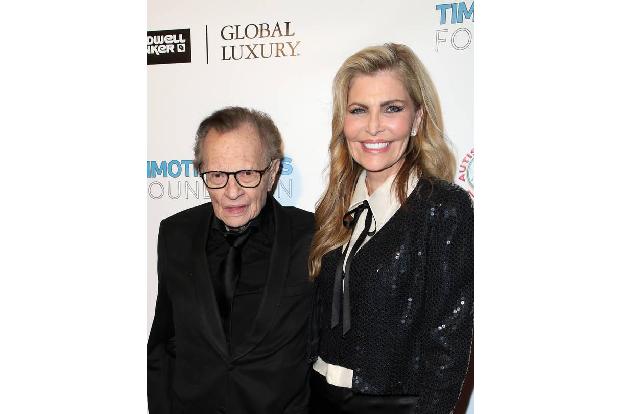 ...verliebt wie am ersten Tag? Zumindest sind auch Larry King und seine Frau Shawn noch oder wieder zusammen. Der Talkmaster...