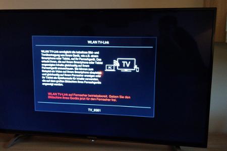 Der Fernseher ist bereit und wartet auf die Verbindung per Notebook oder Smartphone.