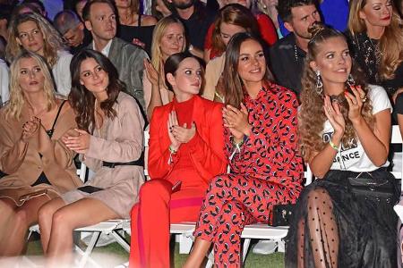 ...sie heute zu den stylishsten Damen der Branche. Bei der Mercedes-Benz Fashion Week ist sie ein gern gesehener Gast und da...