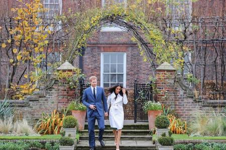 ...die Farbe, die alle weiblichen Royals tragen. Der Fototermin zur Verlobung, wo man das alles sehen konnte, fand im White ...