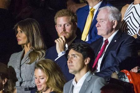 ...saß damals noch weit entfernt zwischen Politikern und neben Melania Trump. Ein paar Tage später kam es dann eben zu dem e...