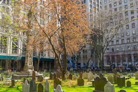 Der Friedhof der Trinity Church liegt mitten im Finanzdistrikt von New Yorks Manhattan. Doch es geht weitaus skurriler