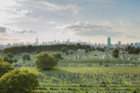 Totenstille ist auf dem Calvary Cemetery im New Yorker Stadtteil Queens nicht angesagt. Denn die Ruhestätte, die sich über r...