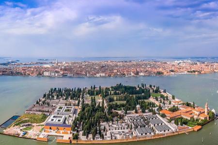 Der Friedhof San Michele mag zwar kleiner sein als der New Yorker, dafür beansprucht er eine ganze Insel. Das Eiland vor Ven...