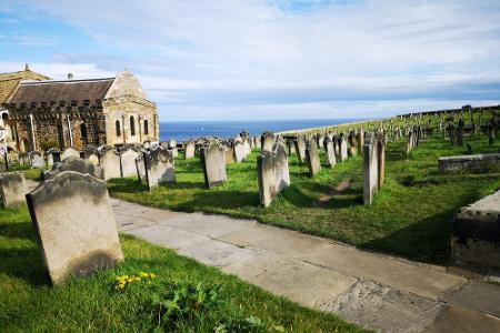 Glaubt man Bram Stoker geht Graf Dracula auf dem Whitby-Friedhof im Norden Englands um. In seinem Roman von 1897 landet der ...