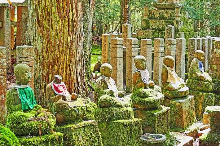 Nach dem Glauben der buddhistischen Shingon-Lehre ruhen auf dem Friedhof Okunin keine Toten, nur wartende Seelen. Besonders ...