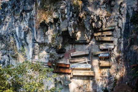 Die Bestattung der Toten hat Sagada auf den Philippinen weltweit bekannt gemacht. In luftiger Höhe hängen Särge an den Felsw...