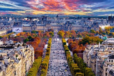 Wo könnten wir besser beginnen als im Epizentrum der Modewelt Paris? Die Champs-Élysées ist 70 m breit und 1.910 m lang. Zwi...