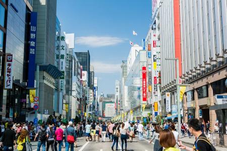 Wer Trubel mag, wird den Tokioter Stadtteil Ginza lieben. Zahlreiche Mode- und Luxusgütermarken haben auf der Chuo-dori (Zen...