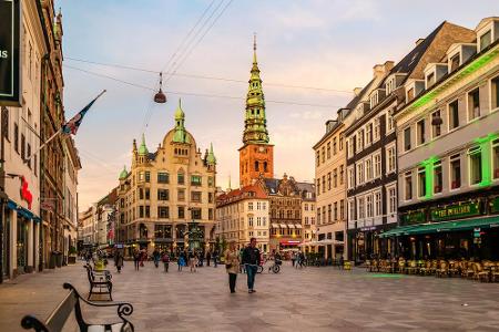 Stroget (dänisch: Der Strich) ist die Fußgängerzone in der Innenstadt der dänischen Hauptstadt Kopenhagen. Vom Rathaus bis z...