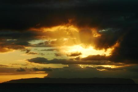 Ein wunderschöner Anblick könnte man meinen. Was hier so ruhig im Sonnenuntergang erstrahlt, ist die Hawaii-Insel Ni'ihau. H...