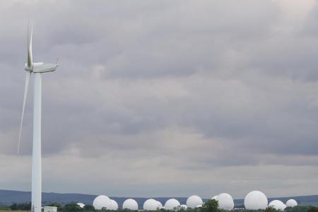 Hier sollen alle Fäden des weltweiten Spionage-Netzwerks zusammenlaufen: In der Royal-Air-Force-Basis Menwith Hill in North ...