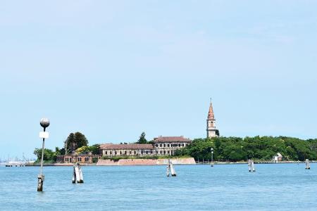 In Venedig treten sich die Touristen gegenseitig die Füße platt. Auf der Laguneninsel Poveglia kann das nicht passieren. Sei...