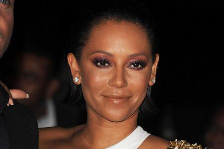 Von natürlichem Altern scheint auch Spice Girl Mel B nur wenig zu halten. 2014 lächelte die Sängerin noch mit sympathischen ...