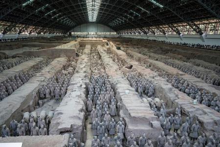 Die Terrakotta-Armee, die Teil des Mausoleums des chinesischen Kaisers Qin Shihuangdi in Xi'an ist, kann zwar teilweise besi...