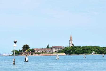 Poveglia ist eine kleine Insel in der Lagune von Venedig. Sie gilt als verflucht, weil ein Arzt in der dortigen psychiatrisc...