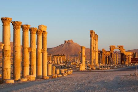 Spektakulär ist auch die Ruinenstadt Palmyra. Sie liegt in Syrien und wurde im Krieg zweimal von der Terrormiliz 