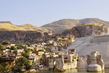 Die antike Stadt Hasankeyf liegt an einem Ort, der seit fast 12.000 Jahren bewohnt ist. Mittlerweile wurde ein von der türki...