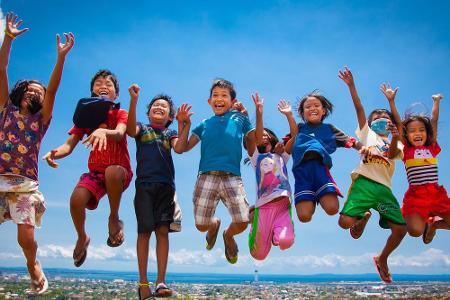 Sprung ins Glück: Kinder auf den Philippinen müssen in der Sekunde des Jahreswechsels möglichst hoch in die Luft springen. D...