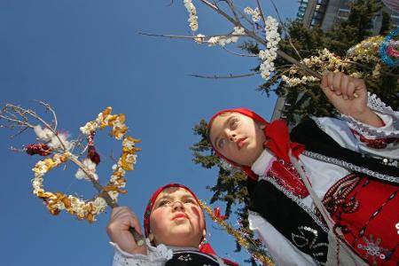 Ein paar sanfte Hiebe mit der Rute gibt es in Bulgarien. Kinder ziehen mit einer sogenannten 