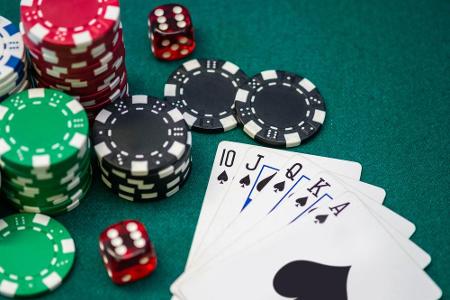 Die Griechen zocken an Silvester. Egal ob in der Familie oder im Casino - die Würfel müssen rollen! Wer gewinnt, soll im neu...