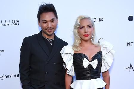 Ebenfalls wie ein Kostüm wirkt das Kleid von Lady Gaga (33), welches sie 2019 bei den Fashion LA Awards trug. Es fehlte nur ...