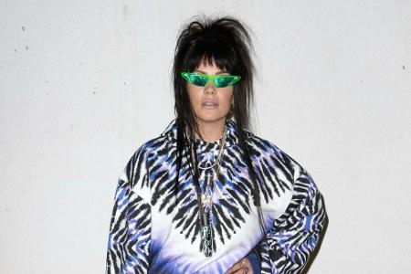Lily Allen (34) ist für ihre schrillen Outfits bekannt. Doch dieser Look setzte dem Ganzen noch die Krone auf. Mit dem 90er-...